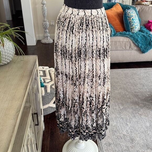 Chic Black and Tan Pleated Skirt size small - Picture 3 of 4